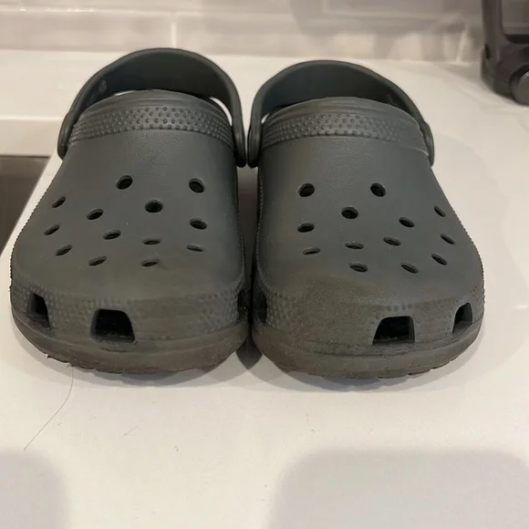 GUC Kids Grey Crocs - Picture 2 of 10